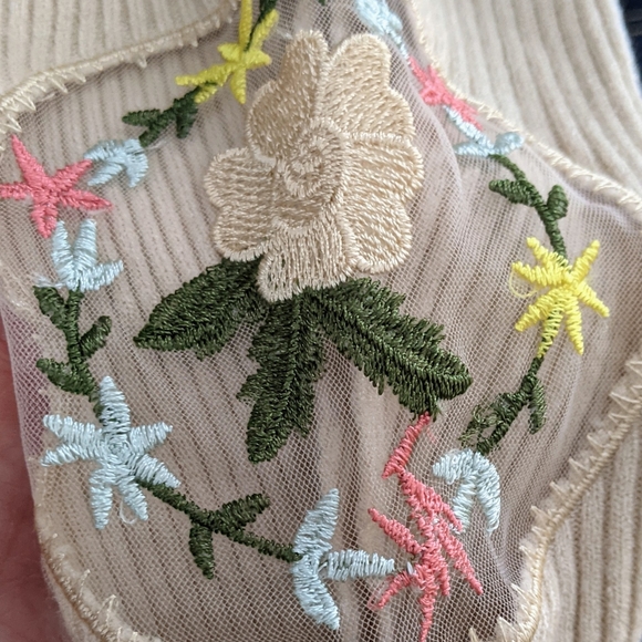 Pretty sweater size Medium - Picture 2 of 3